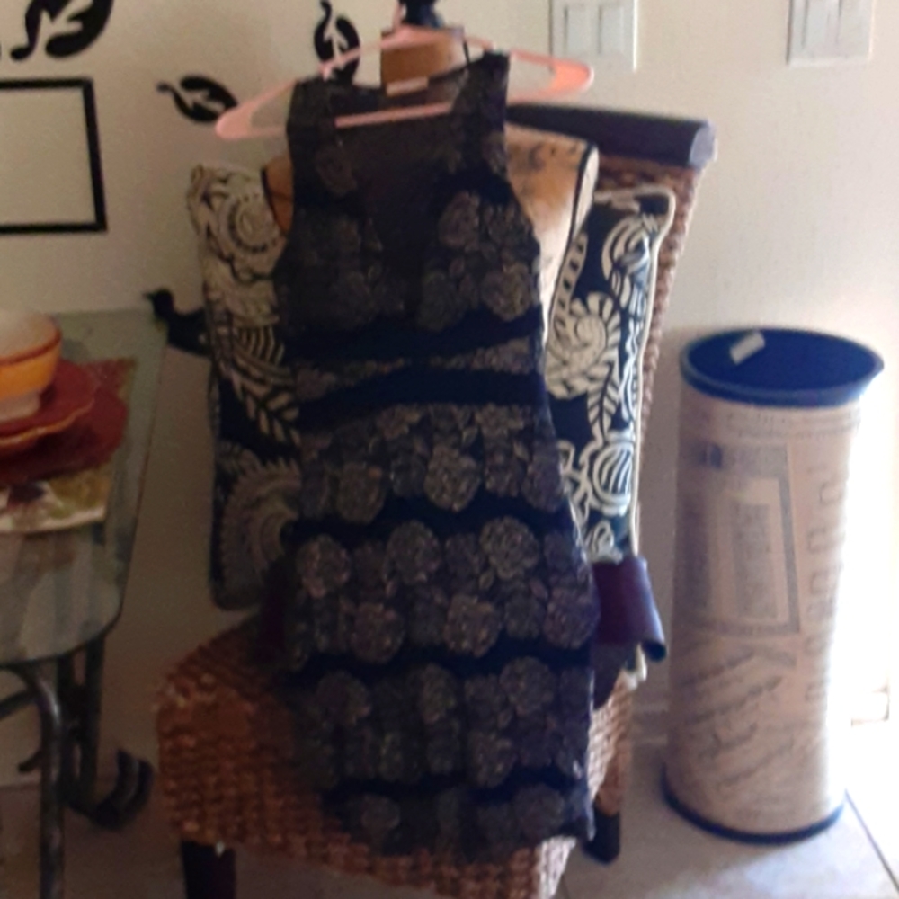 Sarah la  floral black and gold midi size 0